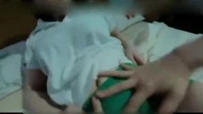 Une belle jeune femme aux cheveux courts et une belle femme ont eu une liaison avec moi dans un hôtel et m'ont fait jouir continuellement 001124