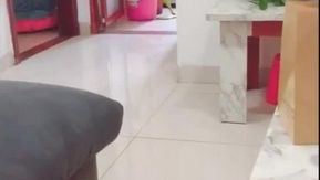 Uma garota com corpo diabólico e um cervo vermelho interpreta um enredo de fazer tarefas domésticas e seduzir o protagonista masculino sem camisinha e com leite em alta definição em mandarim.