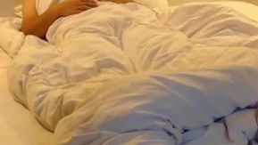 宾馆约操单位女同事做爱 小骚货娃娃脸还抽烟真抗操 换了好几个姿势一顿爆操才满足她 完美露脸 高清完整版