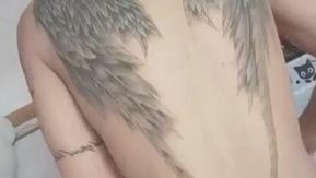 Uma garota de boa aparência, corpo rechonchudo e seios grandes faz sexo uma com a outra Eles se lambem 69 e se fodem com força, beijando suco branco. isto.