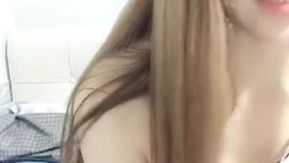 白い服を着た容姿と気質の美しい女性「シュレディンガーの猫」がセクシーな衣装を着て小道具を使ってオナニーします。大きな黒い牛が振動してオーガズムに達する様子をクローズアップでご覧ください。いいね。