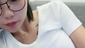 ショートヘアでメガネのセクシーなタトゥーアーティストの女の子が小道具を使ってオナニーします。真珠の下着を着たソファで大きな黒い雄牛が振動してうめき声を上げます。