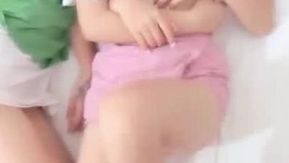 Impactante transmisión en vivo: 2 hombres jóvenes transmitidos en vivo llevaron cada uno a sus jóvenes y hermosas novias al hotel y se turnaron para tener sexo. ¡Su coño estaba rosado y peludo, y otra hermosa mujer fue follada hasta casi hincharse, en mandarín!