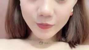 La jolie plateforme (anciennement Kawaii) a une belle animatrice qui est également très mince et se masturber passionnément devant le miroir est très tentante.