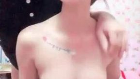 La linda niña Xiao Xiao Ya Ya 1027 de Little Cute Platform (Kawaii original) y su amiga sexual tienen relaciones sexuales juntas, mostrando su figura esbelta y sexo oral, lo cual es muy tentador.