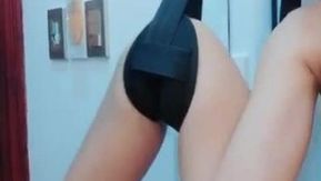Sur la jolie petite plateforme (anciennement Kawaii), la jeune fille Site Le s'est fait baiser violemment sur la balançoire, sa chatte est rose et sans poil. L'angle de la balançoire est très excitant.