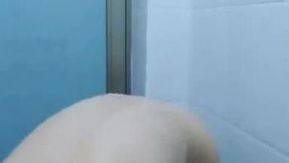 漂漂亮小嫩妹【小伊伊求守護】收費洗澡刮毛秀