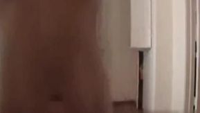 熱亞洲女孩注油她的身體