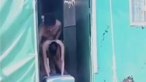 屋形船でセックスするカップル！女性は率先して「深く座って」、彼が入るたびに震えているように感じさせました。彼は十分に満足できないようでした