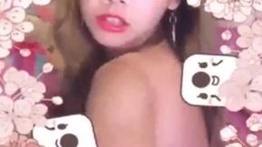 ¡Te ayuda a recortarlo y ponerlo! Una joven modelo desnuda charló en privado sobre temas salados y húmedos y preguntó: ¿Te corres mucho? Se filtró una película porno: Incluso la diosa se mete en el mar 1