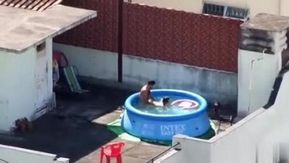 向かいの最上階でカップルがセックスしていて、起き上がったときはとてもイライラしていました。