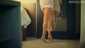 La plantureuse Xishi s'est changée en sous-vêtements sexy, mais de manière inattendue, elle est devenue tellement excitée qu'elle a même eu un orgasme en se masturbant.