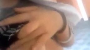 18歳の女の子が自撮りしたとき、彼女の胸とアワビは多くの女の子よりも発達していました！