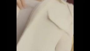 情慾游览车！大奶妹发骚在车上脱衣自摸！挑逗性感黑枣露出黑森林：想被入侵