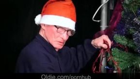 【クリスマスセレクション】男性9名、女性1名でクリスマスツリーを飾り付け～飾り付け後はお祝いパーティーをしましょう！クリスマスホワイトの花火で会議を締めくくりましょう～