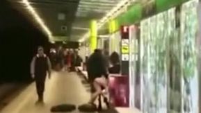 【欧米】若者は衝動的ですね～地下鉄から降りて椅子に座ってセックスし始めます～見物人完全無視～裸の相手しか居られませんよ～