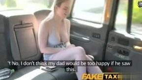 [Europe et Amérique] La passagère aux gros seins est tellement accrocheuse !! Le conducteur n'arrivait pas à se concentrer sur la route et a dû aller sur la banquette arrière pour baiser la passagère !!