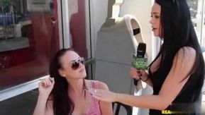 [Seleção de Halloween] Host of Money Talks ~ Pegando uma garota ao ar livre para completar a missão sexual de Halloween ~ Erotic Horror Box e o dono do bar fodem a garota de seios grandes no tubo de aço ~
