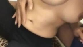 Minha namoradinha insatisfeita me ajudou a me masturbar enquanto tocava seus seios
