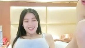 白皙长发美女开战前表演鲍鱼抽烟~时而灿笑时而皱眉~也太吸引人了吧!!