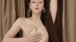 A dominadora deusa de pele clara e seios grandes e seu parceiro sexual fazem uma transmissão ao vivo ~ fazendo boquetes um no outro enquanto se chamam de mamãe !!