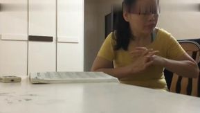 Cuando el bestial profesor de música estaba entregando a una alumna, se quitó la ropa y la presionó sobre una silla para tener sexo con los pechos de otra persona.