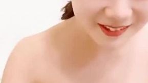 美しい美大生の裸で縄跳びをするのはみんな大好きです。その完璧な胸は自然なものなのか、とても完璧なのかわかりません。