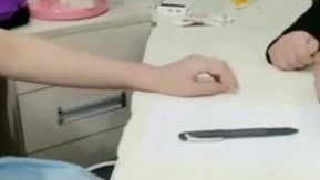Ay, me pica mucho, la atractiva celebridad de Internet Tutu dio una maravillosa interpretación de la demostración en vivo de la maestra de la clase de educación sexual para la estudiante.
