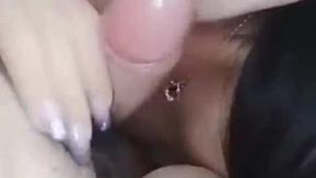 入行没多久明星脸蛋的美女主播本想和宝马车司机粉丝小树林野战
