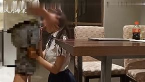 O encontro no apartamento particular de Feng Gongzi, uma linda estudante universitária com uma figura esbelta, corpo sexy, lindas pernas, lutando ferozmente na mesa, gritando de primeira, ligando para o papai e tendo um diálogo obsceno