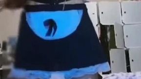 La beauté au visage étoilé porte des bas de femme de chambre sexy et couche avec un beau mec