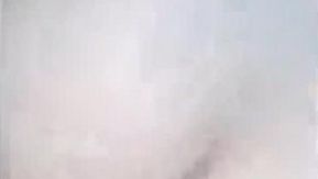 逍遥龙哥团队出租屋搞白虎小妹兵哥嚼着槟榔被亲了个香吻像吃了春药狂干小妹-1