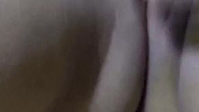 哥哥与嫂子感情不和闹离婚吵架后陪嫂嫂喝酒解愁借机把她灌醉带家里肏她稀少的一线天嫩B很紧