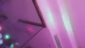 Un frère à grosse bite se bat avec une beauté sexy dans un club