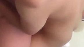 ちょっと見栄っ張りで話し上手な90年代以降の男が、気乗りしない若いガールフレンド2人と部屋でセックスする約束をした。彼らはとても優しくて、セックス中はとてもきついと言いました。その会話は素晴らしかったです。