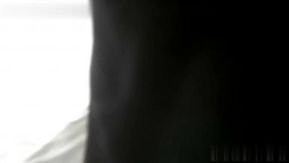 2猥琐男夜晚酒吧外捡尸位时尚气质的大美女,带到酒店高2人轮流玩弄啪啪,边肏边拍