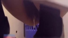 公衆トイレで変人の携帯端末が使用され、職員が顔を見せ、黒いストッキングを履いた若い女性とその美しいマンコに放尿する様子が録画された