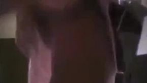 美人でおしゃれな女の子のトイレ座位での猥褻行為を隠し撮り