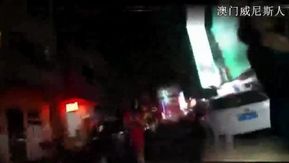 A padrinho tira uma selfie obscena durante uma viagem dupla em um hotel