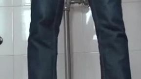 Abattue dans les toilettes d'un centre commercial. La jeune fille aux grands yeux a enlevé la moitié de ses vêtements.