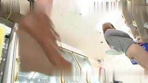 Supermarché nu - Tous ceux qui viennent au supermarché pour faire leurs courses doivent se déshabiller.