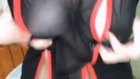 大きな白い胸を持つ格好良い女の子がマスクとセクシーな衣装を着て誘惑します。それが好きなら、それをお見逃しなく。