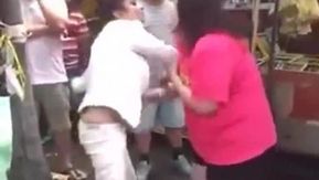 Despindo-se na rua, exibindo os seios e gritando com o balconista, tudo gravado