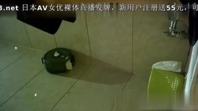 高跟美眉尿的很急像噴泉一樣