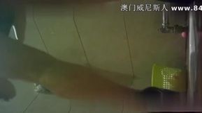 女の子は下着を濡らしてティッシュで拭いたようです