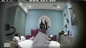 情趣飯店古堡房偷拍下午沒有課四眼仔和女友開房翻雲覆雨過後來點雪糕和薯條補充一下能量