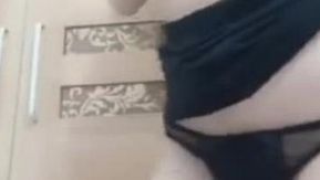 La jeune femme s'est fait jouer par un salaud et s'est fait pénétrer l'anus. Elle lui a léché la bite à bout portant et avait l'air si sexy.