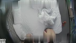 Muy sexy, se quita la ropa interior a ella y a su novio.