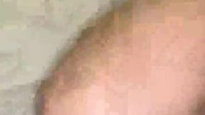 Une jeune femme avec un orgasme continu obtient un 3P