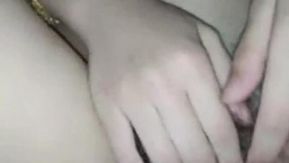 新人が到着し、大きなお尻を持ち、肩を超えている彼のガールフレンドとセックスします